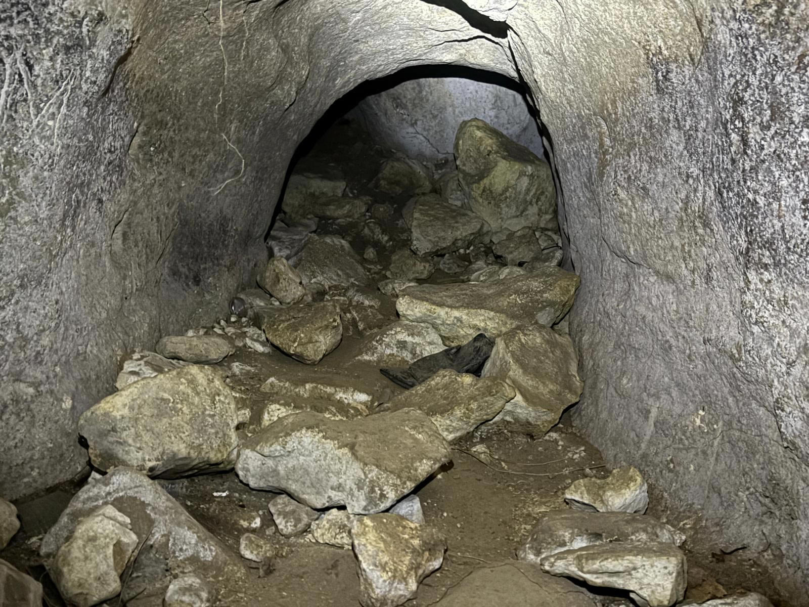 Boulder blockage at the rear of Għar Ħanżir