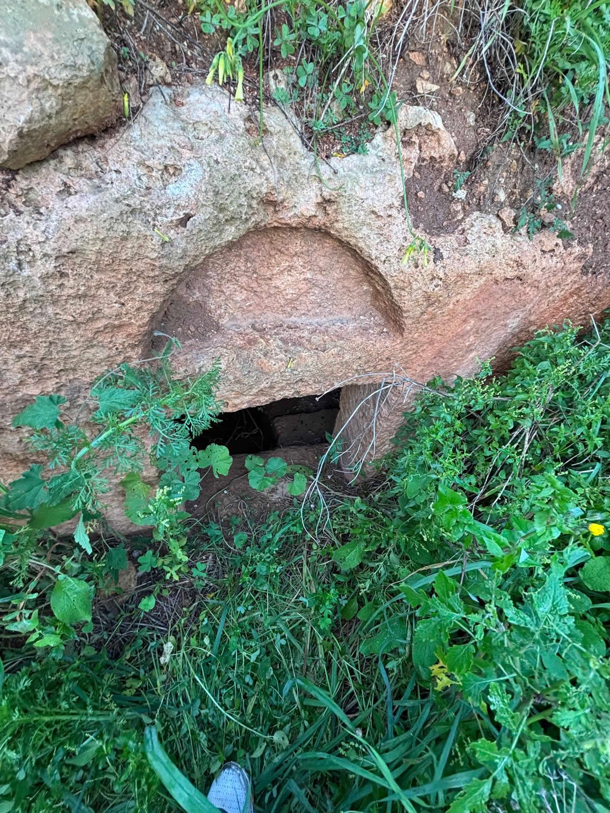 Magħlaq Rock-Cut Tombs (Ħabel l-Abjad), Qrendi