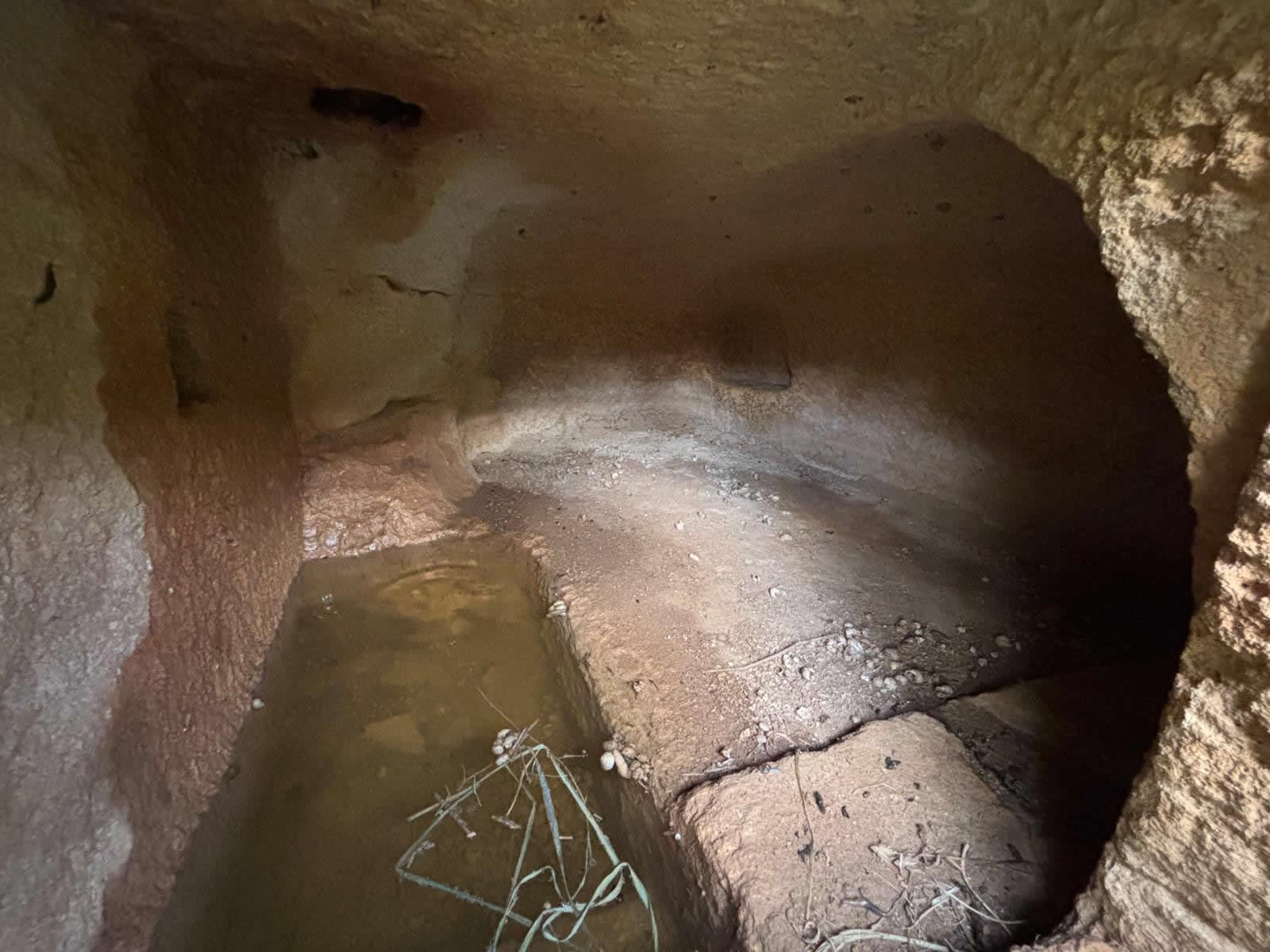 Magħlaq Rock-Cut Tombs (Ħabel l-Abjad), Qrendi