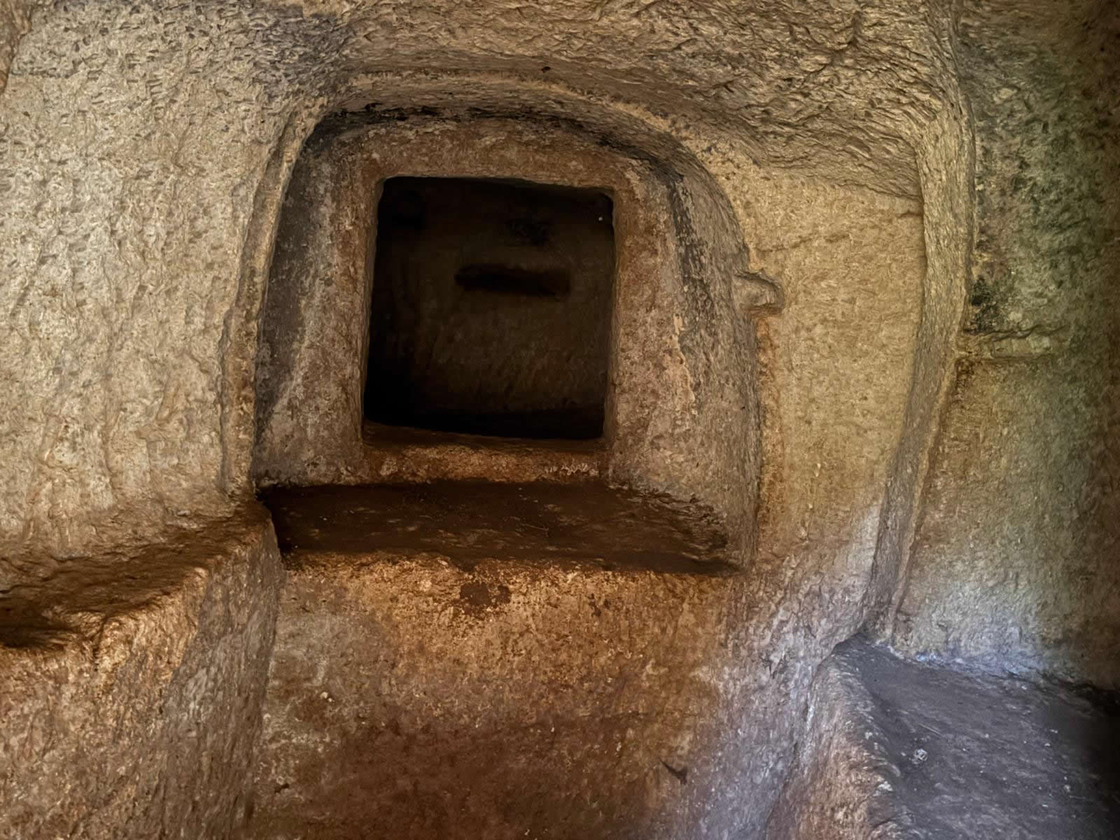 Magħlaq Rock-Cut Tombs (Ħabel l-Abjad), Qrendi