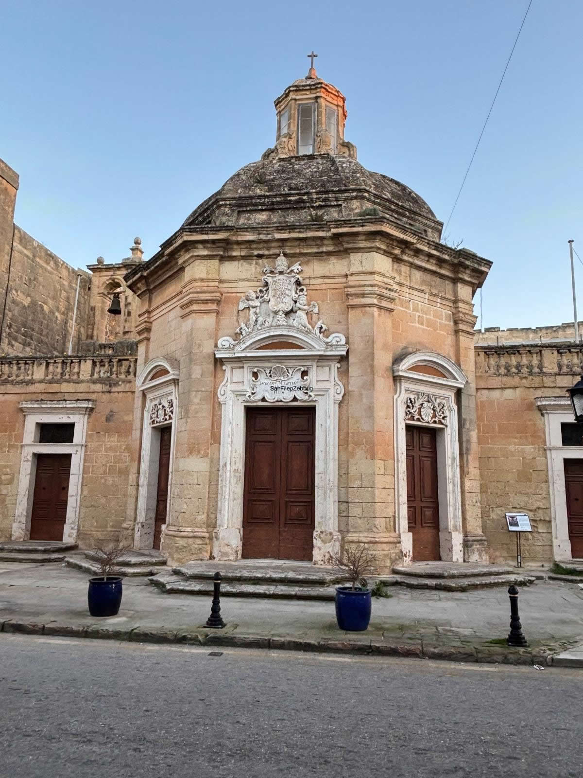 Il-knisja tal-Madonna tad-Duluri, Żebbuġ - exterior