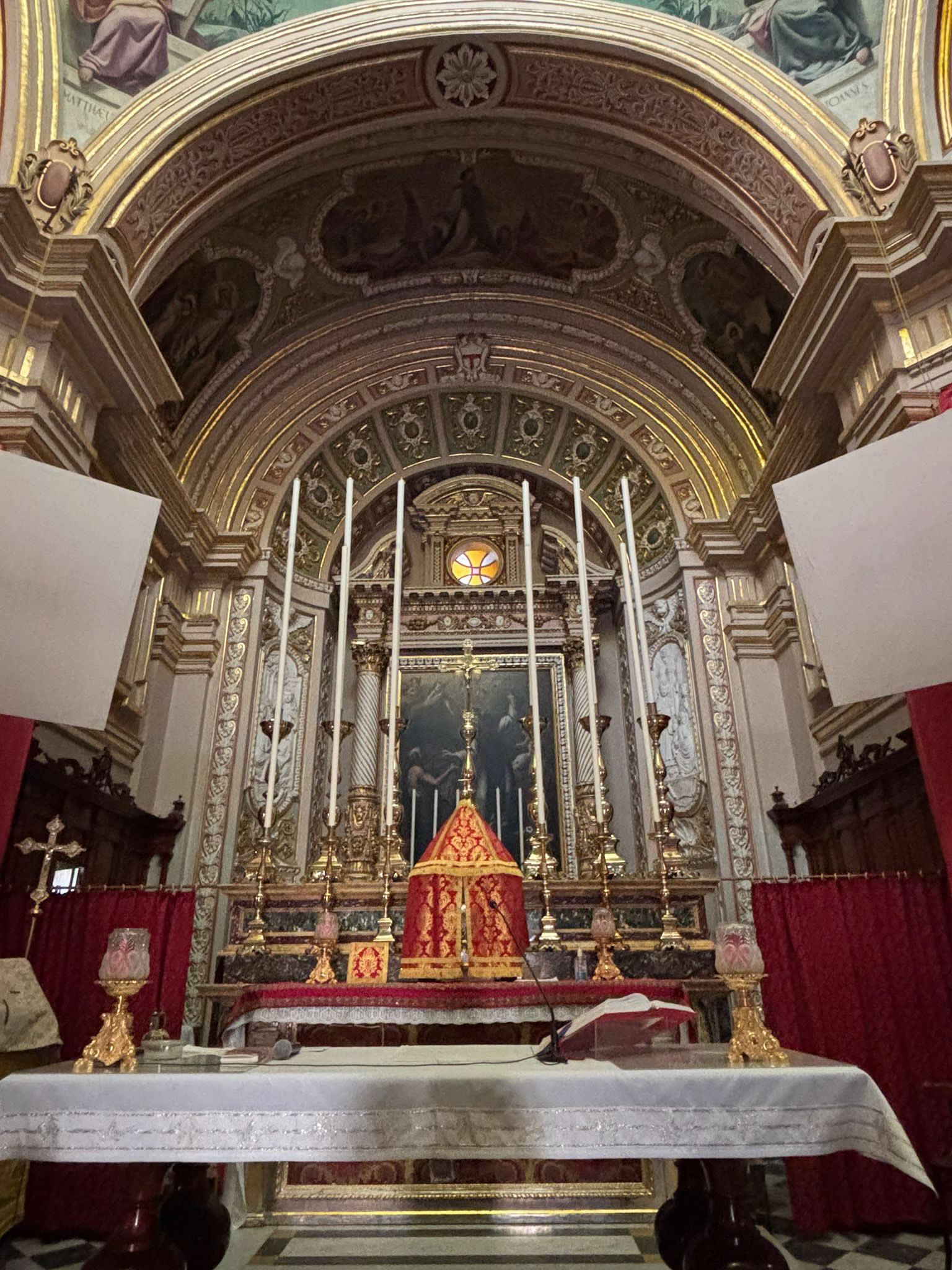 High altar and barrel-vaulted ceiling inside the Kirkop Parish Church
