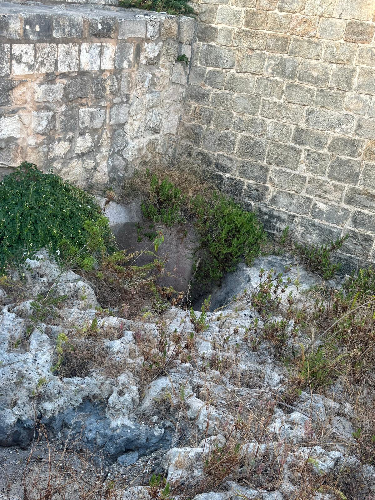 Detailed stone chisel marks preserved deep inside the structural wall hollow of the inner mortar