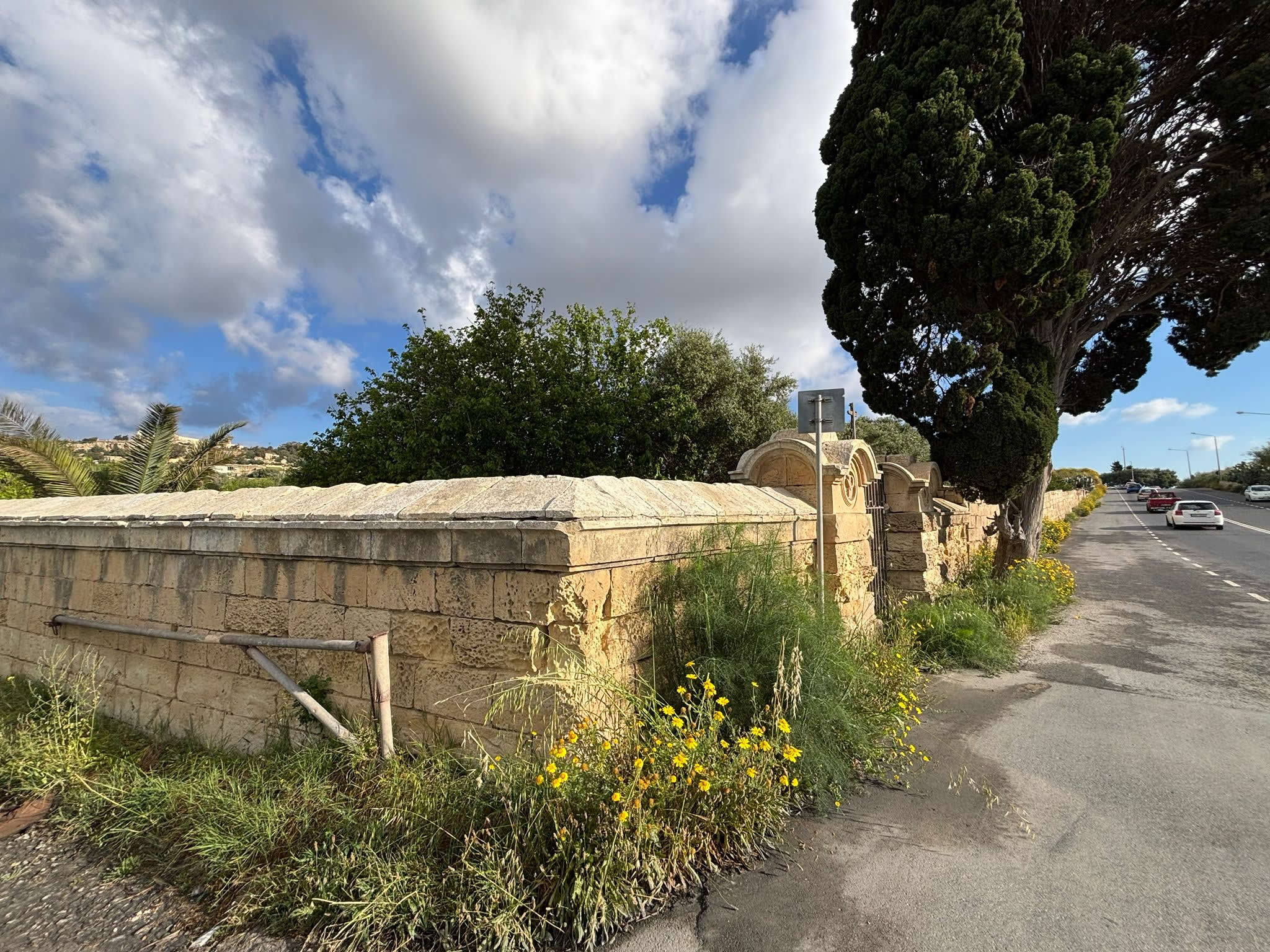 Long exterior boundary wall view of Connaught Cemetery Rabat