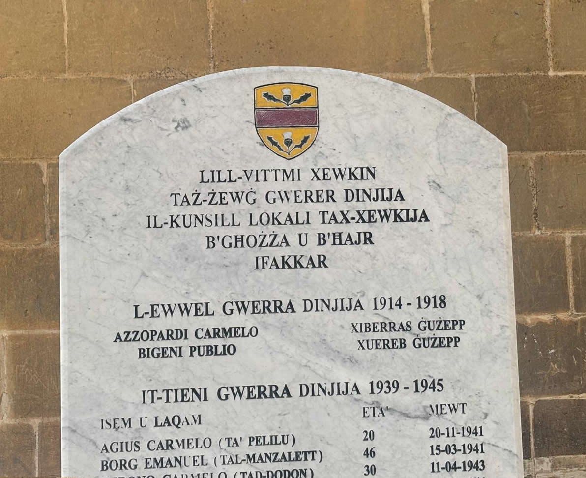 Close-up of the coat of arms and World War I section of the Xewkija War Memorial tablet
